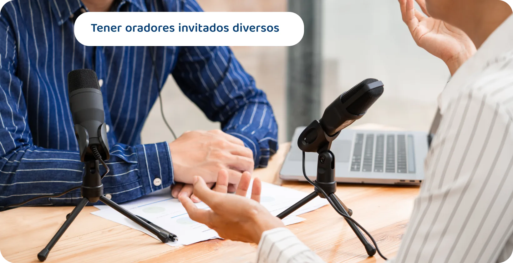 Dos podcasters con micrófonos discutiendo pueden ser los consejos de contenido para sesiones de oradores invitados atractivas y diversas.