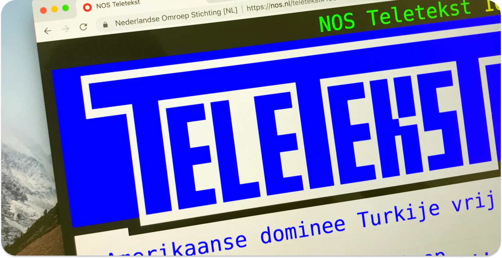 Uma tela de computador exibindo legendas de teletexto com manchetes de notícias, exemplificando o formato de legenda de teletexto.