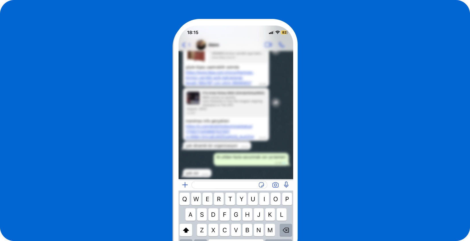 Smartphone, der viser en aktiv WhatsApp samtale med tastaturet åbent, klar til stemmediktering.