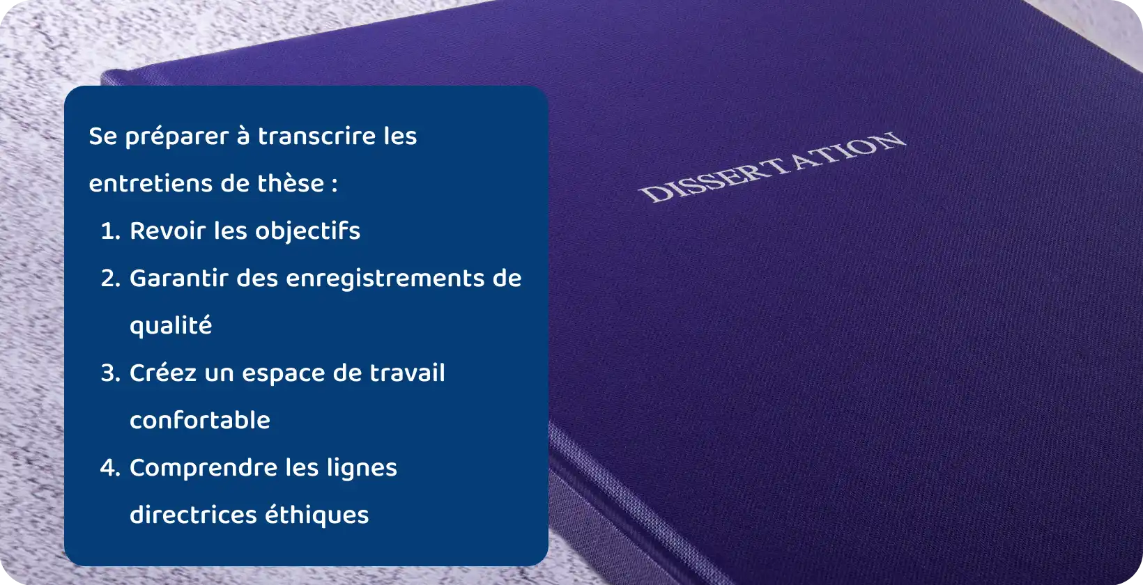 Gros plan d’une couverture de livre de dissertation violette, symbolisant l’aboutissement de la recherche et de l’écriture universitaires.