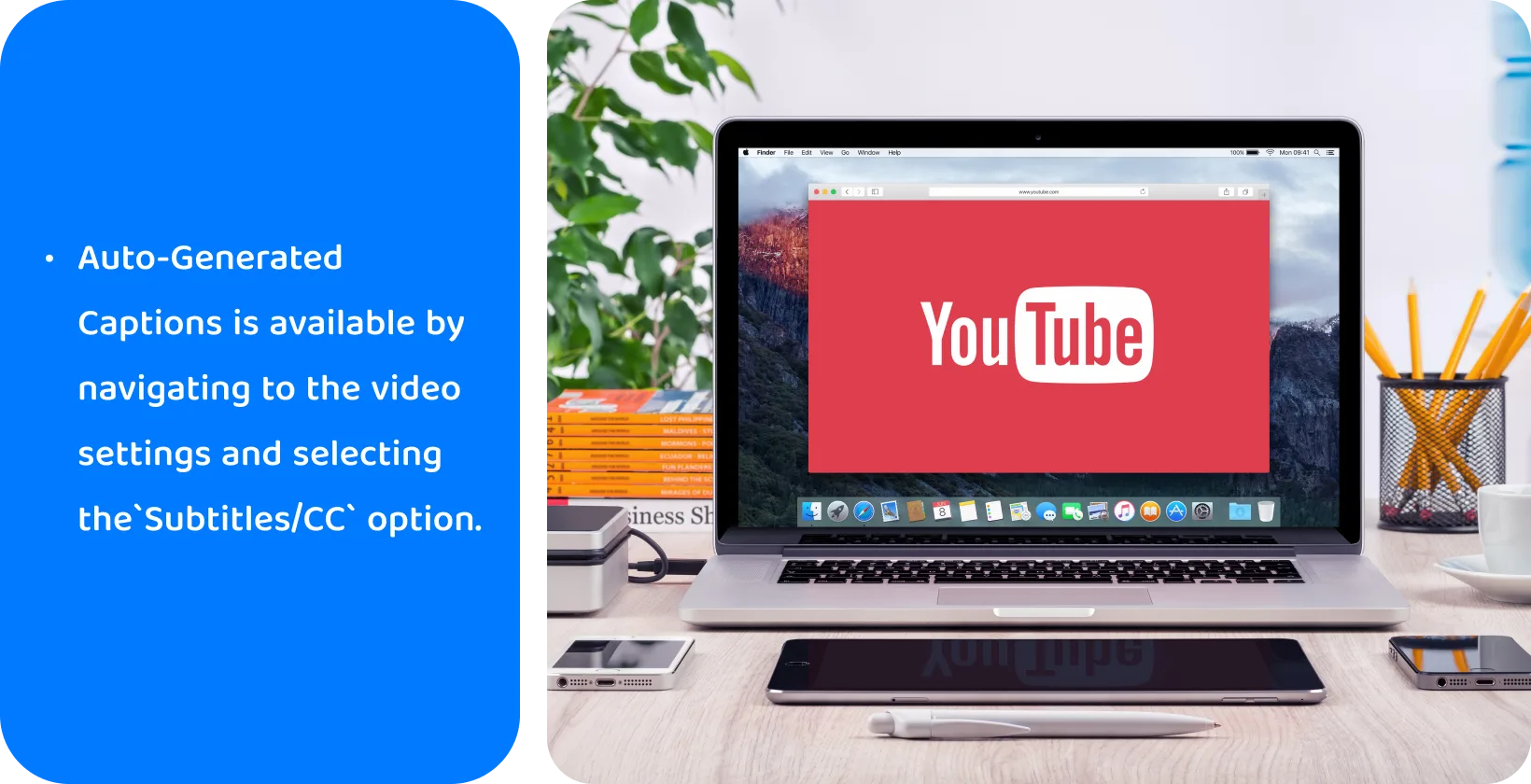 YouTube na obrazovce notebooku a propaguje použití automaticky generovaných titulků pro usnadnění přístupu a SEO videa.