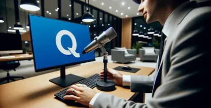 Persona con micrófono utilizando Dictation-in-Outlook se enfrenta al monitor con un icono 'Q' que sugiere comandos de voz.