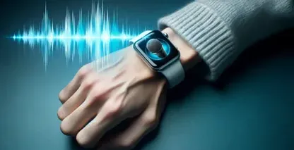 Diktavimo režimą rodančio asmens, dėvinčio Apple Watch@, riešo stambiu planu, kuriame matoma mikrofono piktograma.