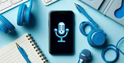 Апликација за транскрипција-аудио прикажана на смартфон со сини слушалки, бележник и технолошки додатоци.
