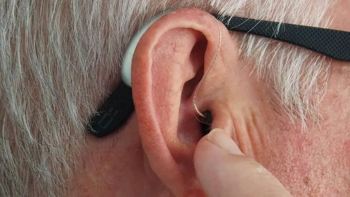 O persoană cu deficiențe de auz