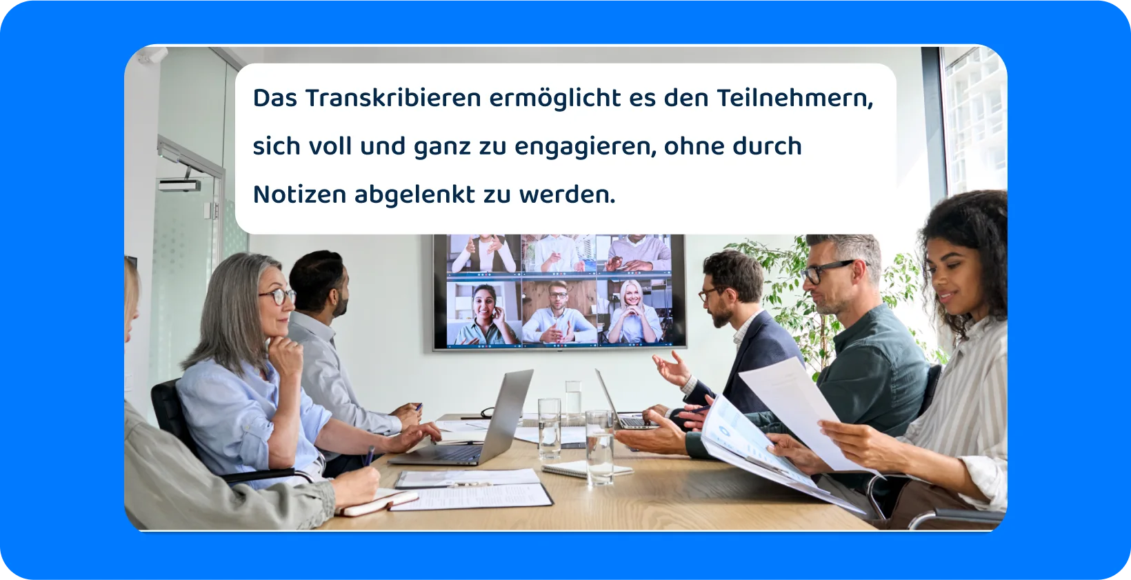 Teambesprechung mit persönlichen und virtuellen Teilnehmern, die die Notwendigkeit einer umfassenden Transkription unterstreicht.