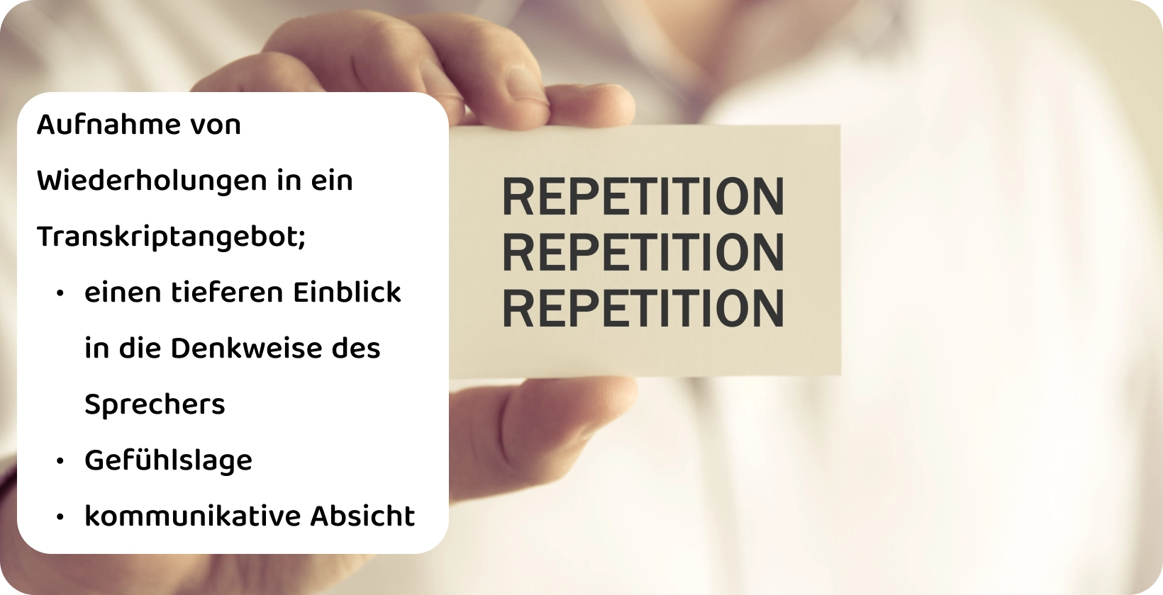 Eine Nahaufnahme einer Hand, die eine Karte mit dem Wort "Repetition" hält, veranschaulicht das Konzept der Wiederholungen in einem verbatim Transkript.
