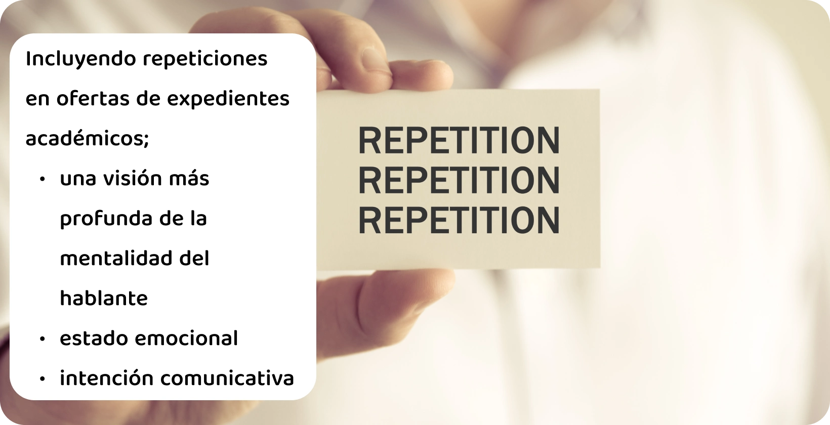 Un primer plano de una mano sosteniendo una tarjeta con la palabra 'Repetición', que ilustra el concepto de repeticiones en una transcripción verbatim.