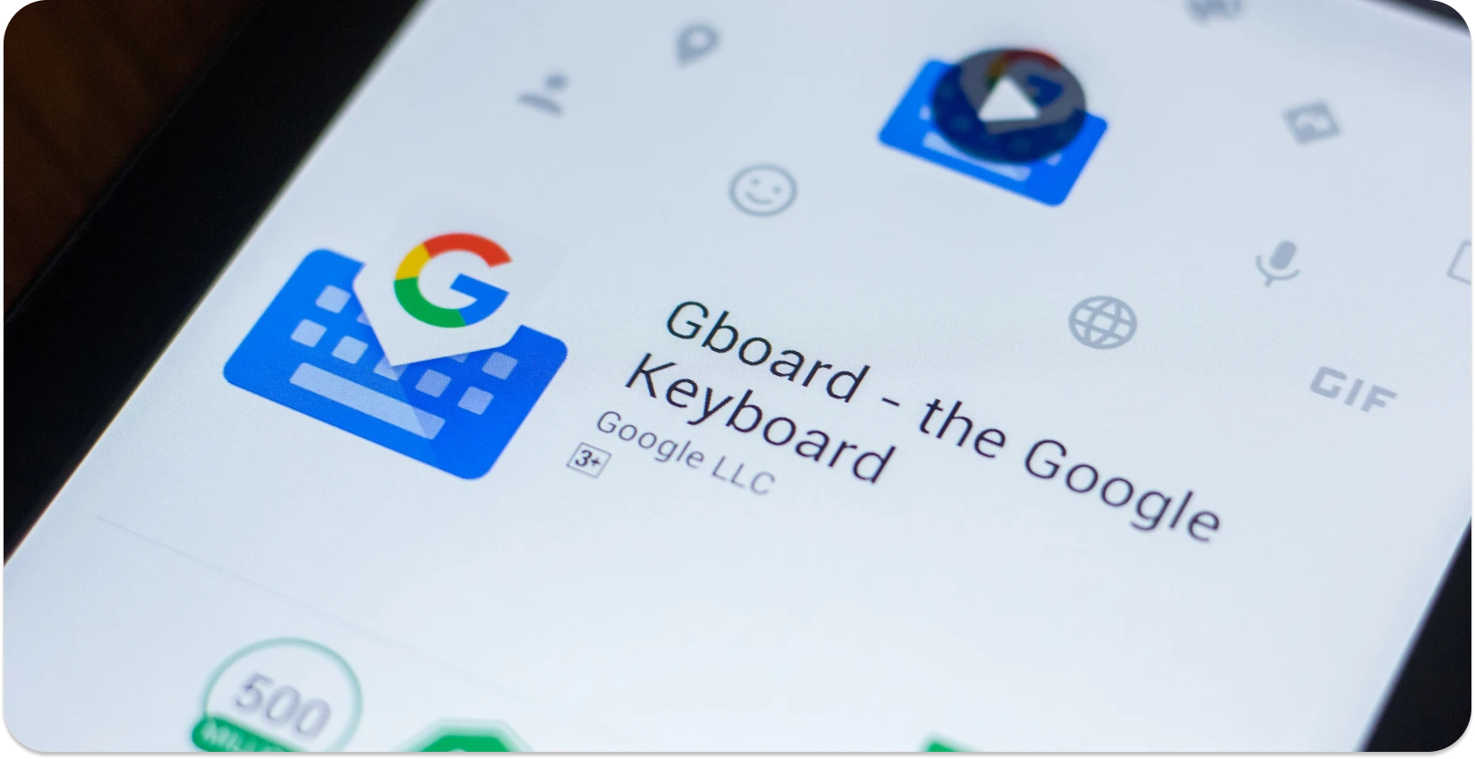 Bližnji posnetek aplikacije Gboard na zaslonu pametnega telefona, priljubljeno orodje za narekovanje Google.