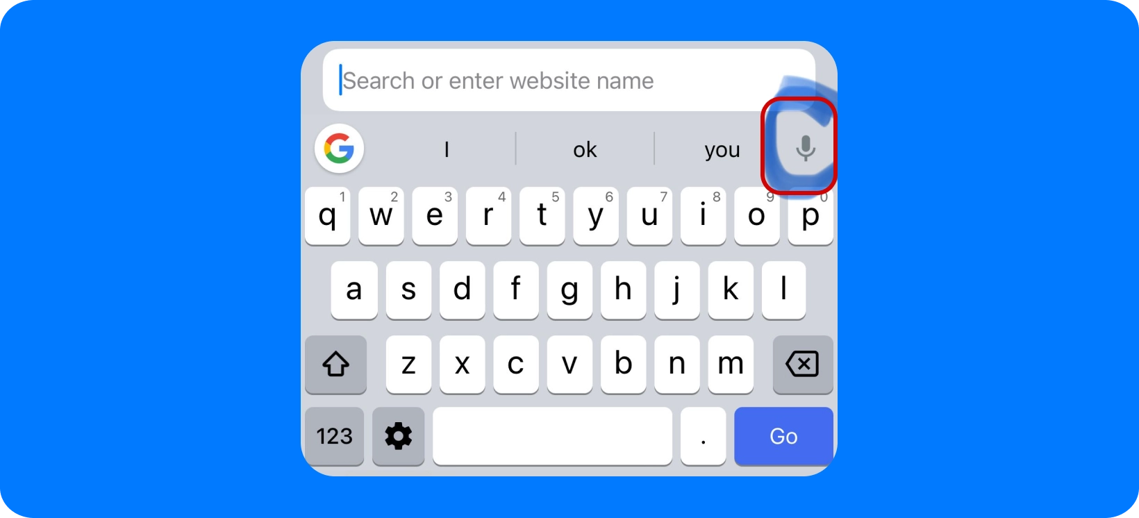 Ruka držící smartphone Samsung zobrazující vyhledávací lištu Google s možností hlasového vyhledávání.