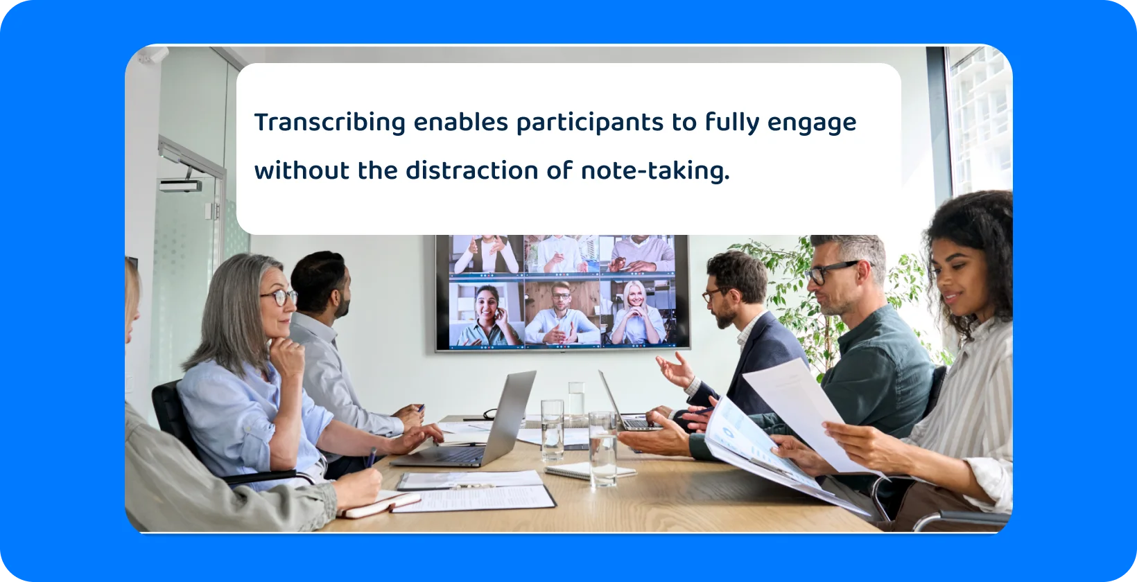 Întâlnire de echipă cu participanți în persoană și virtuali, subliniind necesitatea unei transcrieri cuprinzătoare.