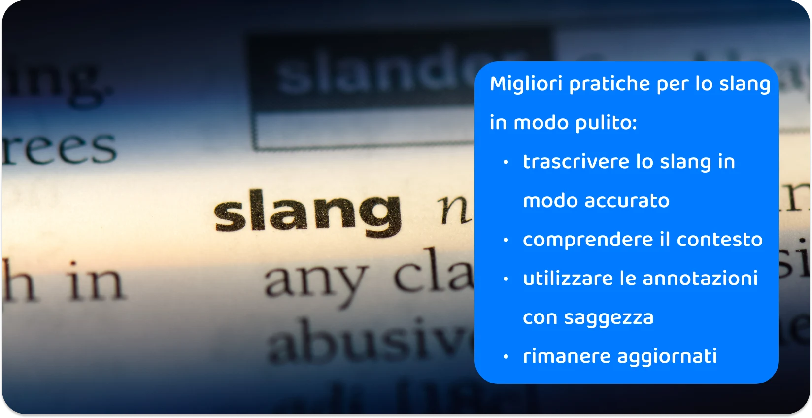 Primo piano sulla parola "slang" in un dizionario, evidenziando la precisione necessaria nelle pratiche di trascrizione per il vernacolo moderno.