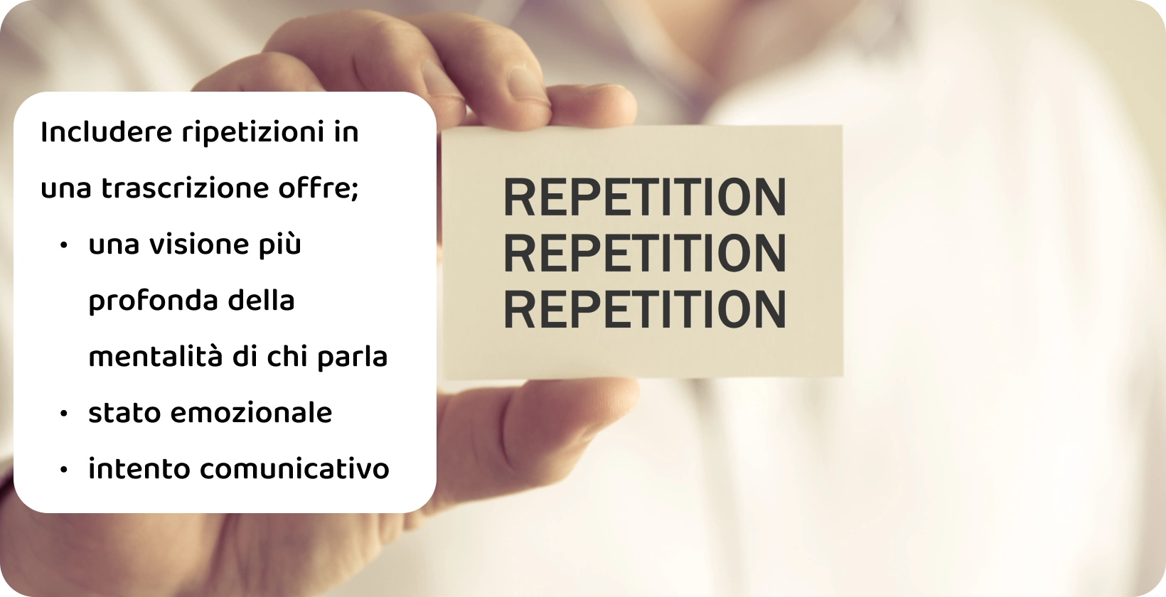 Un primo piano di una mano che tiene una carta con la parola "Ripetizione", che illustra il concetto di ripetizioni in una trascrizione verbatim.