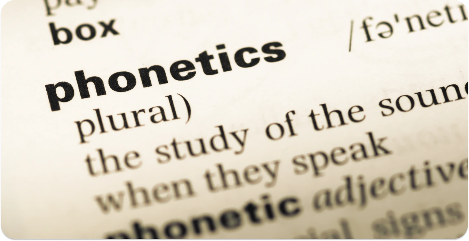Pandangan dekat entri kamus untuk 'fonetik,' menyerlahkan transkripsi bunyi.