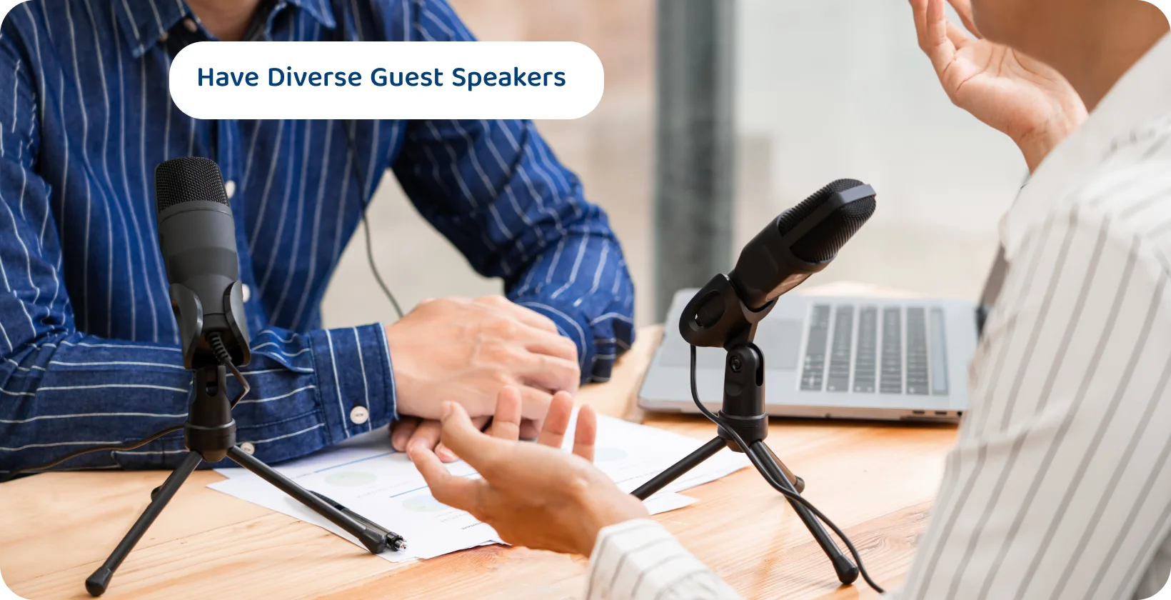 Dua podcaster dengan mikrofon berdiskusi mungkin merupakan kiat konten untuk sesi pembicara tamu yang menarik dan beragam.