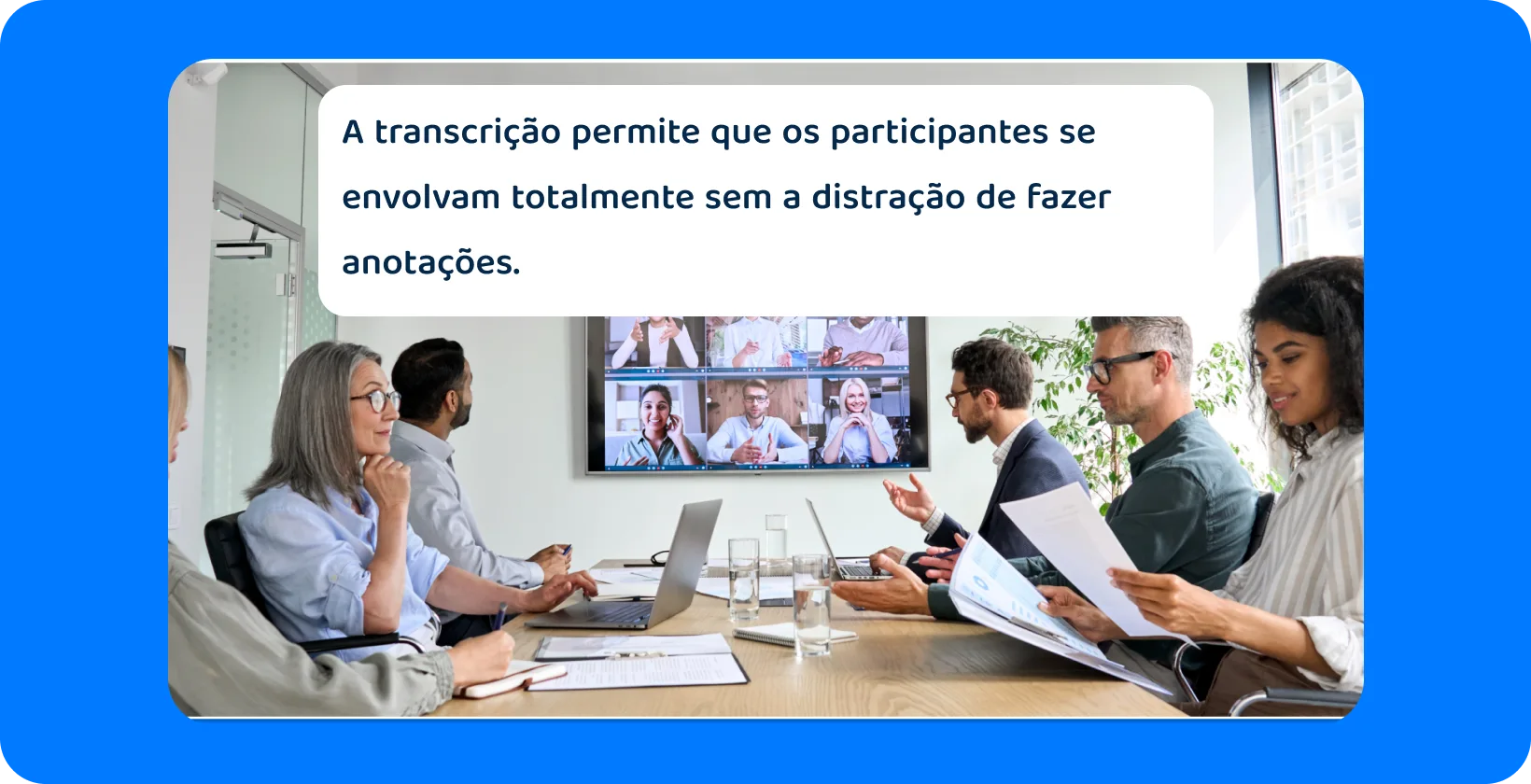 Reunião de equipe com participantes presenciais e virtuais, destacando a necessidade de transcrição abrangente.