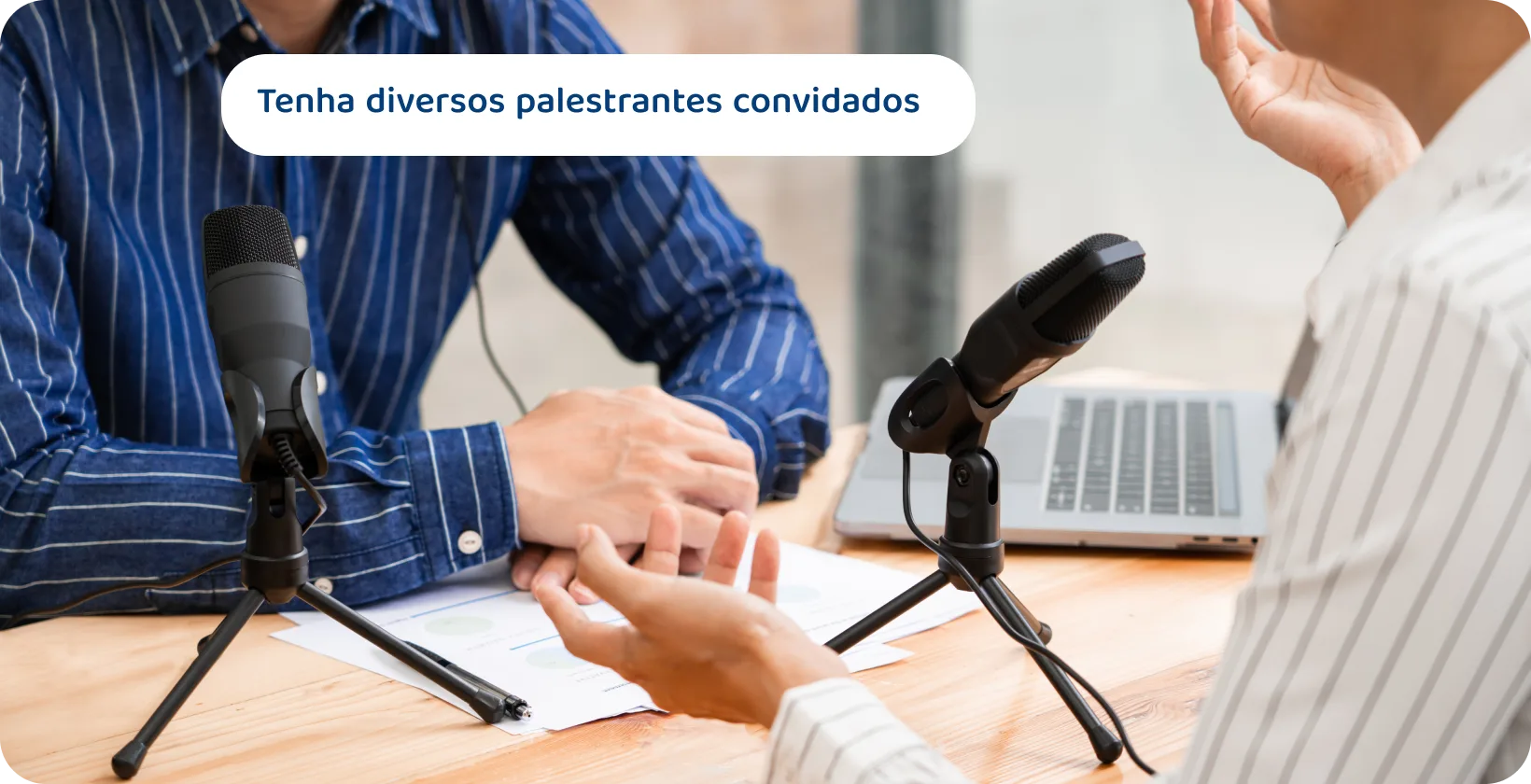 Dois podcasters com microfones discutindo podem ser as dicas de conteúdo para sessões de palestrantes convidados envolventes e diversificadas.