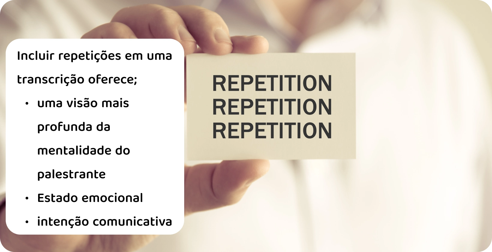 Um close-up de uma mão segurando um cartão com a palavra "Repetição", ilustrando o conceito de repetições em uma transcrição verbatim.