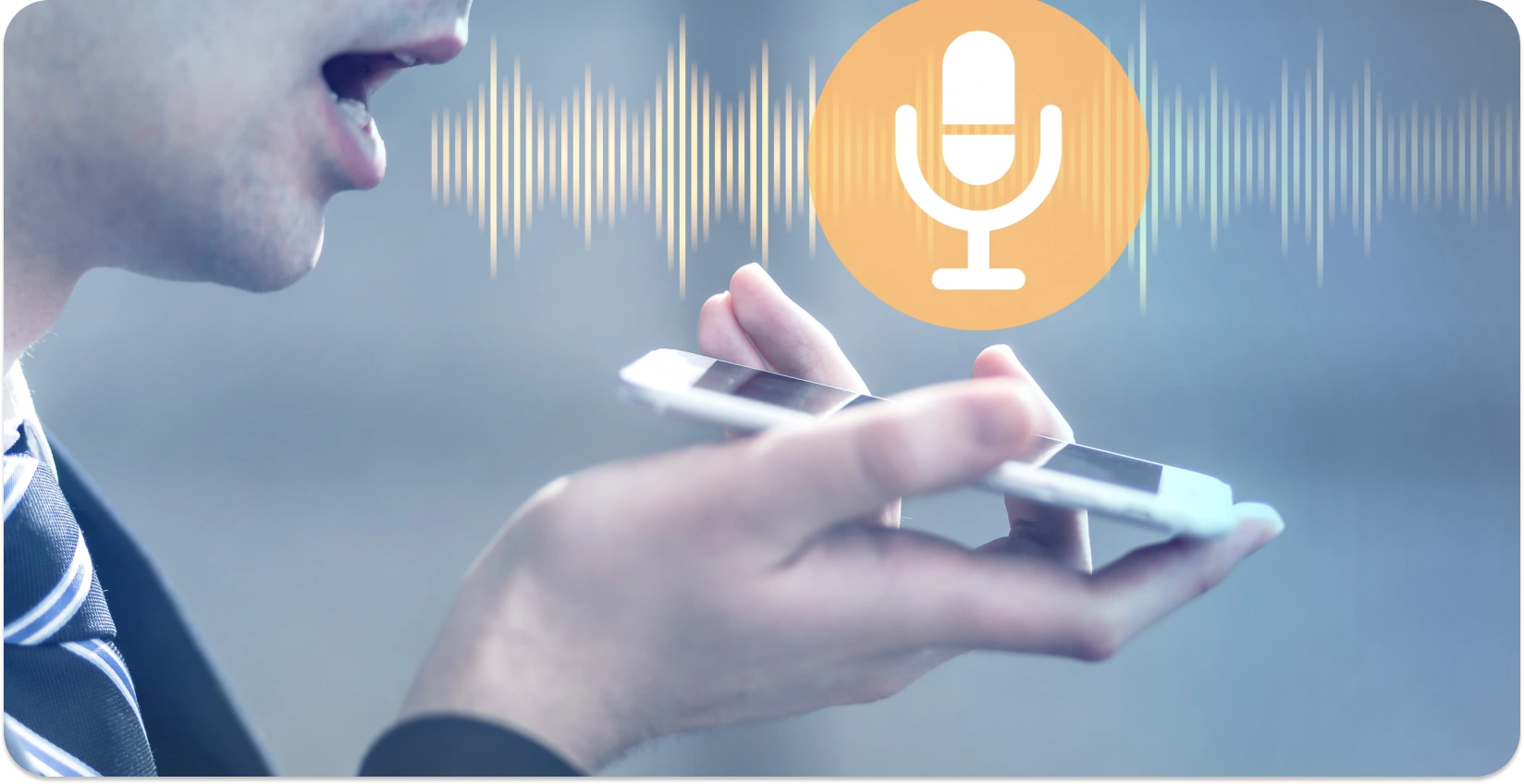 Лице со паметен телефон со бранови и икона на микрофон, прикажувајќи ја технологијата за препознавање на говор.