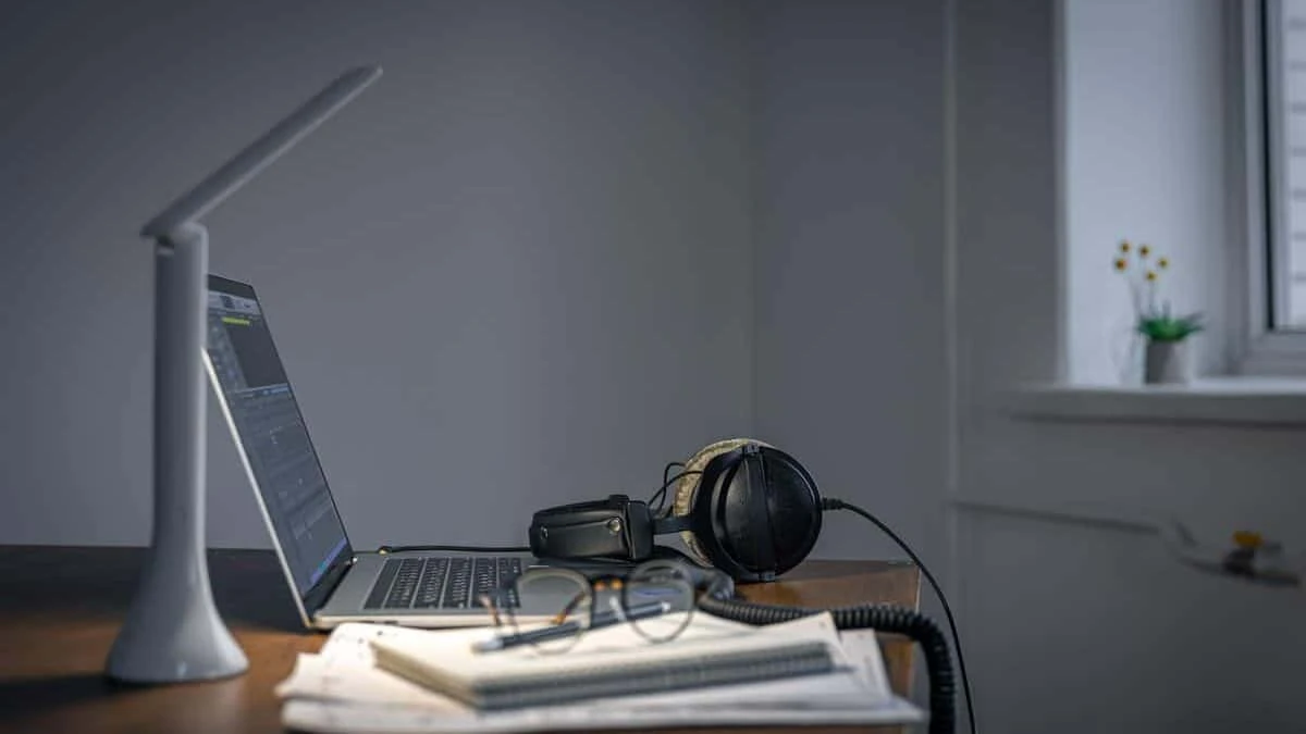 χώρο εργασίας με υπολογιστή και ακουστικά