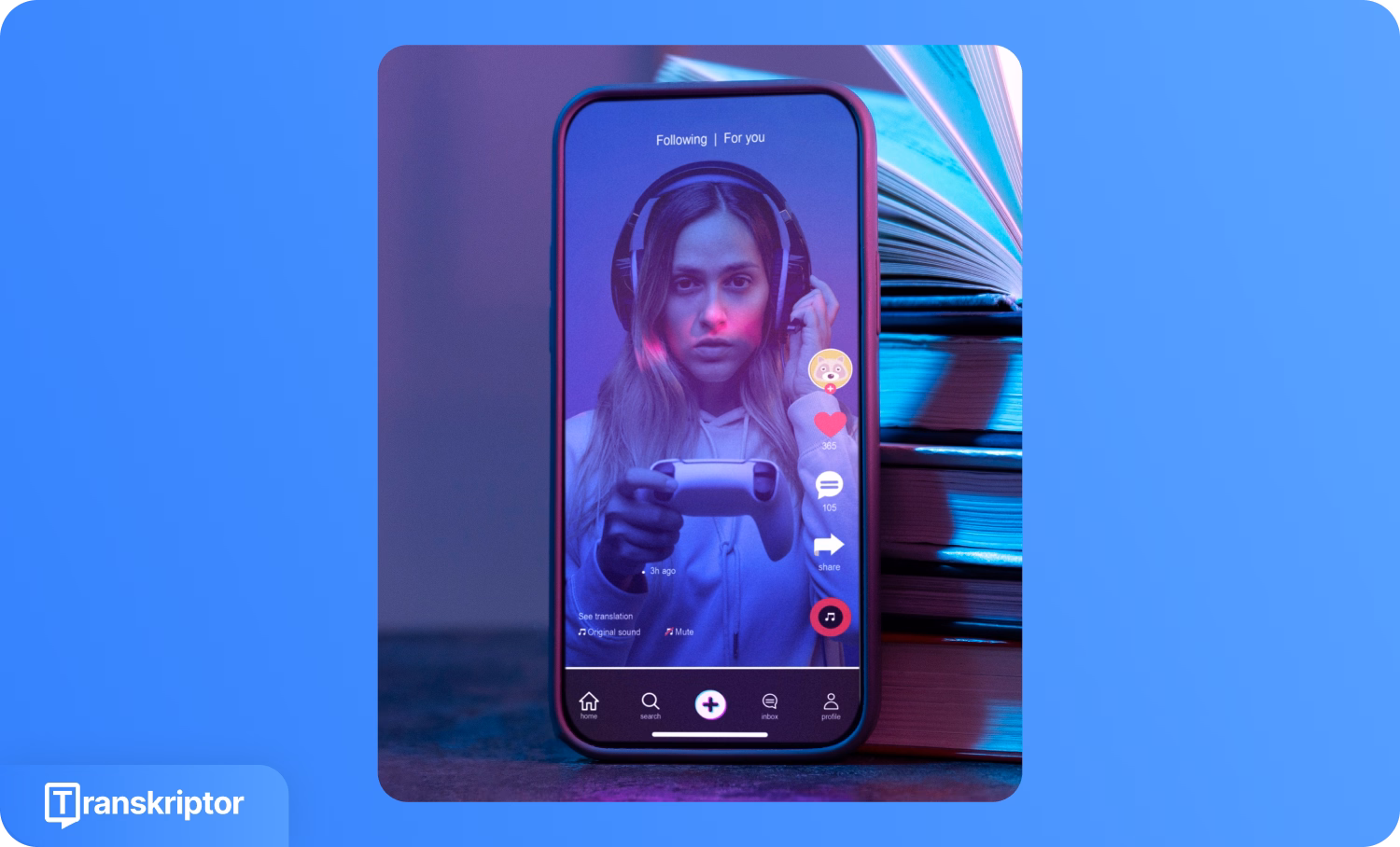 ヘッドフォンとゲームコントローラーを持つ女性の動画を表示するTranskriptorアプリ。