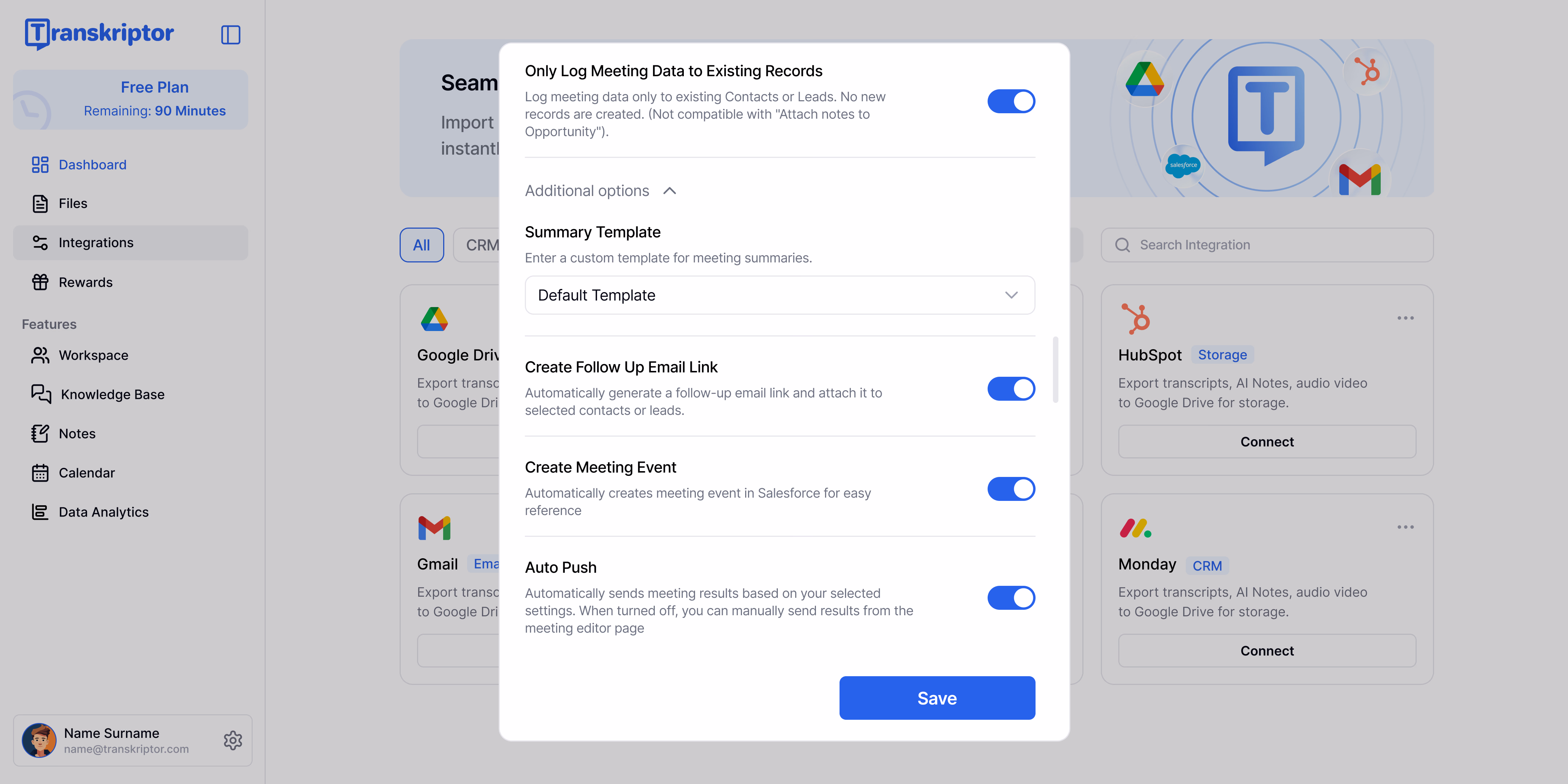 Interfaccia di Transkriptor che mostra le opzioni di integrazione Salesforce per allegare note.
