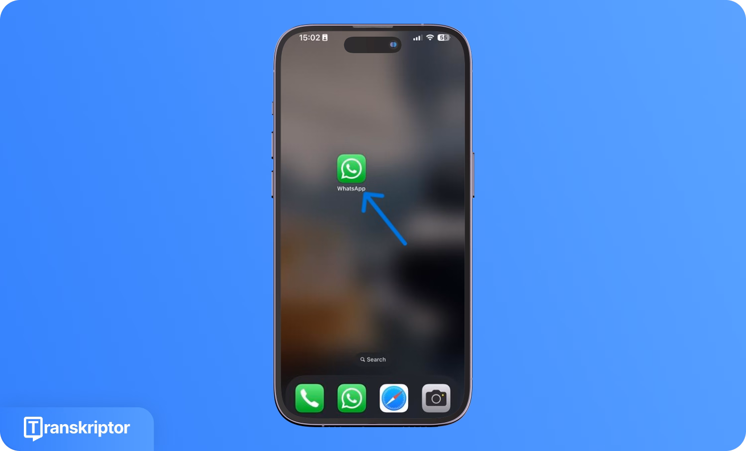 Išmaniojo telefono ekranas su WhatsApp ikona ir Transkriptor logotipu, iliustruojantis, kaip diktuoti WhatsApp žinutę.