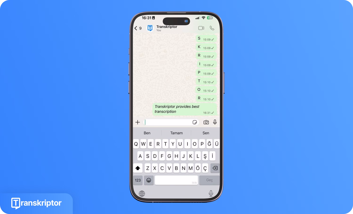 Išmanusis telefonas, rodantis WhatsApp pokalbį su Transkriptor, demonstruojantis žinučių diktavimą.