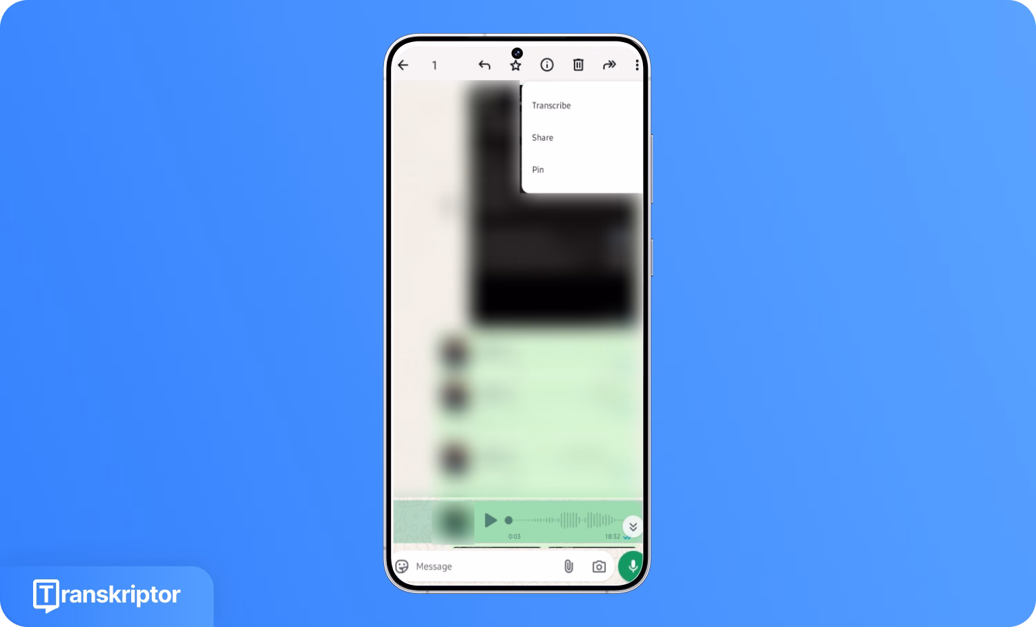 Išmanusis telefonas, rodantis Transkriptor programėlę WhatsApp žinučių transkribavimui.