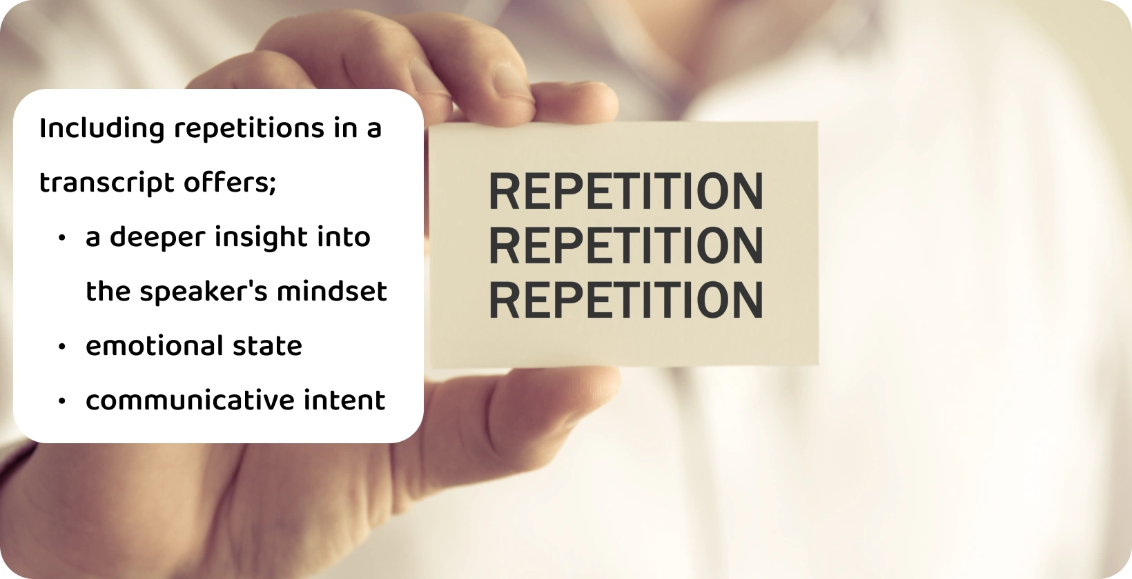 En närbild av en hand som håller ett kort med ordet "Repetition", vilket illustrerar begreppet upprepningar i en verbatim transkription.
