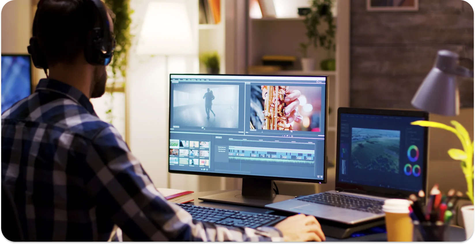 Editor berusaha menambah kapsyen pada video menggunakan persediaan dwi monitor dengan perisian penyuntingan profesional.