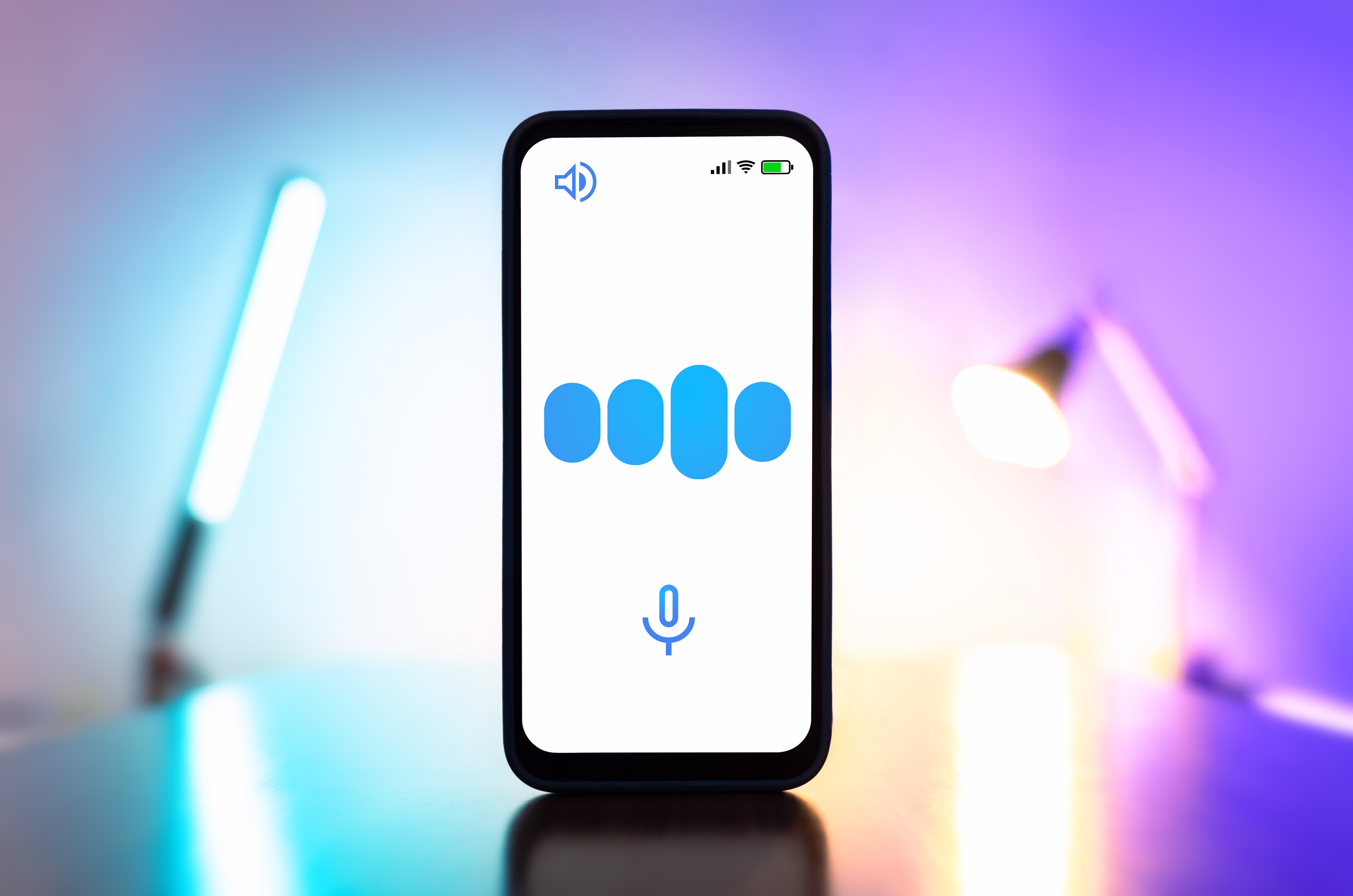 都会の屋外環境でタイマー表示とマイクを使用してインタビュー音声をキャプチャするスマートフォンの音声録音アプリ。