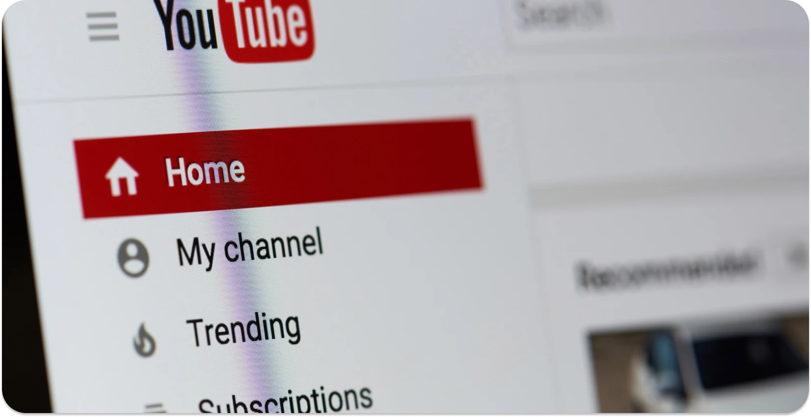 Krupni plan izbornika YouTube s videozapisima s titlovima.