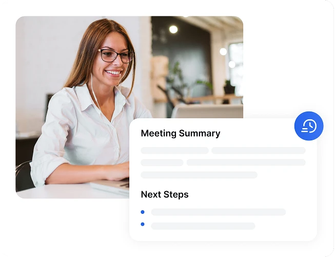 Wanita menggunakan laptop dengan ringkasan pertemuan dan langkah berikutnya ditampilkan di layar.